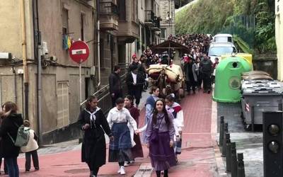 Olentzero eta Mari Domingiren etorrera bideoan