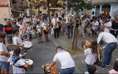 Bertso-poteoa egingo dute bihar, Jon Maia eta Jone Uriarekin