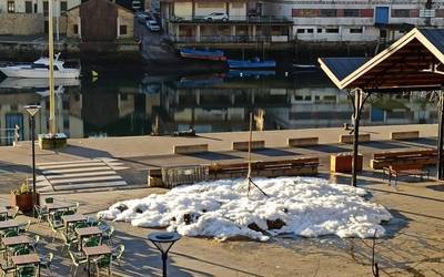 Herriko plazako belar metak su hartu du goizaldean