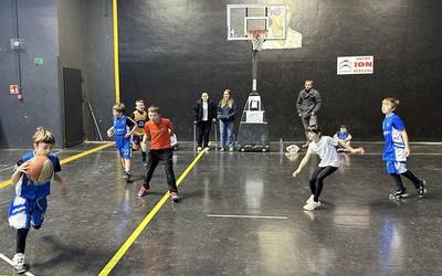 Saskibaloia gozamen 160 bat neska-mutikorendako