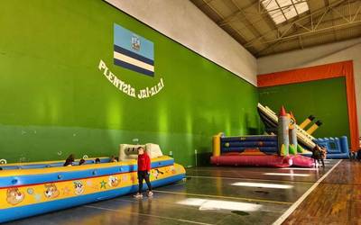 Umeen Gabonetako Parkea jarri dute Plentziako Jai Alai pilotalekuan