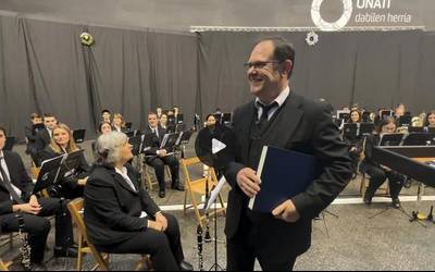 Zarzuela doinuak, dantza eta aitortzak Oñatiko musika bandaren urteko lehen kontzertuan