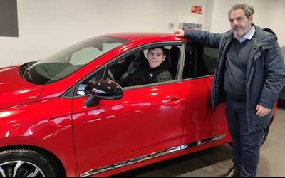 Jon Garaitagoitia aita-semeek irabazi dute JAEDen zozketako Renault Clio autoa