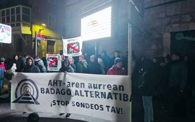 AHTaren aurrean "alternatiba" aldarrikatu dute eragindako herriek