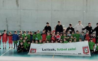 Aurrerako jokalari txikienek ere futbol zelai artifiziala eskatu dute