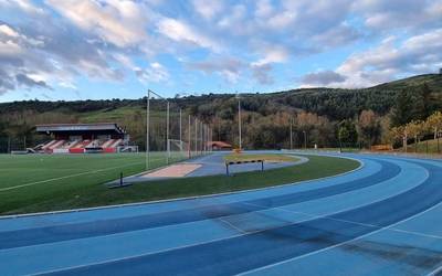 Udalak Ellakuriko futbol zelaiko eta atletismo pistako argiak berritzeko lizitazioa egin du
