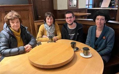 Hitanoaren bueltan elkartutako lagunak