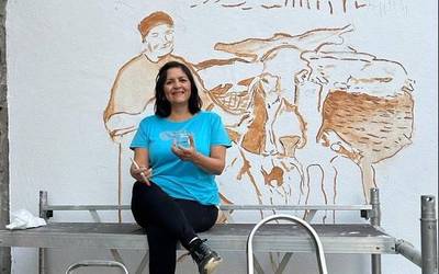 Gina Pizarro: "Herriari egindako oparia da Julianaren horma irudia"