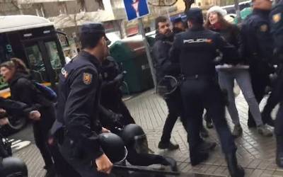 Epaile batek bertan behera utzi du grebalari baten kontrako poliziaren salaketa