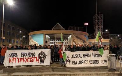 Mehatxu faxistak gaitzesteko elkarretaratzea egin dute dozenaka herritarrek Erandion