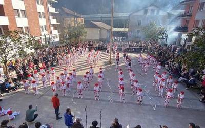 Erregela parekideak dantzatu dituzte San Antonio jaietan