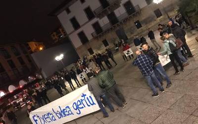 Hileko azken ostiralarekin, euskal presoen eskubideen alde elkarretaratzea egin dute dozenaka lagunek