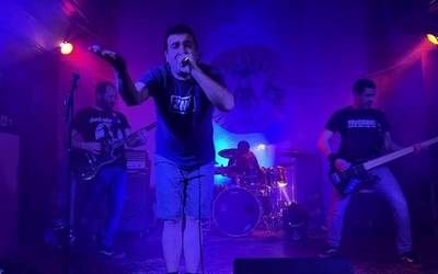 Fly Shit taldearen doinuak kartzela zaharrean