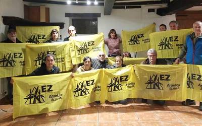Etxeko leihoetan eta balkoietan banderolak paratzeko deia egin du Arantza Bizirik taldeak