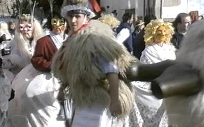 Iturengo inauteriak 2003: joaldunak eta mozorroak Iturengo plaza eta karriketan barrena