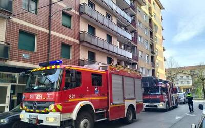 Larrialdi zerbitzuak mobilizatu ziren atzo Laudioko herrigunean, baina auzokideek itzali zuten sua