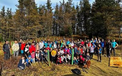 Bertako basoak babesteko 380 zuhaitz landatu dituzte auzolanean Elorrion