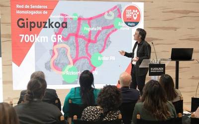 Urdin Elortza: "Hartzaren Urratsa ibilbideak harrera ona izan du Fitur azokan"