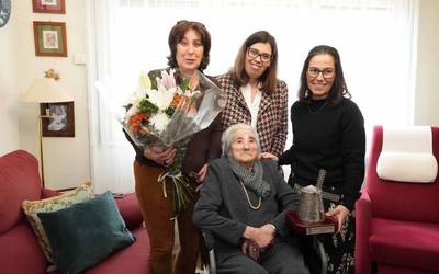 Jacinta Otero Filgueira auzokidea bisitatu dute Getxoko agintariek bere 100 urtebetetzeagatik