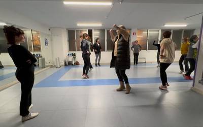 Badabiltza Aratuste-martitzenean Eskoriatzan estreinatuko duten 'Nasteborraste' dantzaren entseguekin