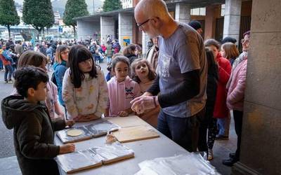 Aldarrikapenak eta festa uztartu dituzte Aiaraldeko hezkuntza publikoaren aldeko jaian