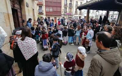 Basabeazpiko kideak ere Santa Ageda kantuan ibili gara