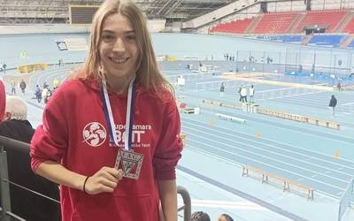 Eñaut Arburua lesakarra Gipuzkoako txapeldunorde izan da pista estaliko 300 metroko lasterketan