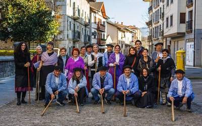 Orozkoko auzoetan barrena kantatuz ospatu dute Agate Deuna