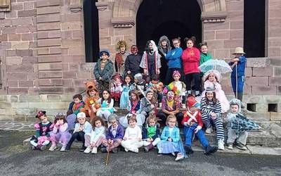 Arraioztarrek ere mozorroz bete dituzte herriko karrikak asteburuan