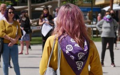 Eraso matxista salatzeko elkarretaratzea deitu du biharko Laudioko Mugimendu Feministak