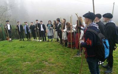 Herriko baserrietan aritu dira eskean 2006ko kintoak