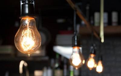 Bertan behera utzi dute biharko argi mozketa Aramaion