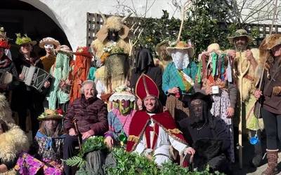 Hartza esnatu eta baserriz baserri aritu dira Koko-batzean, Elgetan