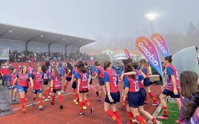 Altsasu taldeko emakumezko futbolariak dutxan grabatzen saiatu dira