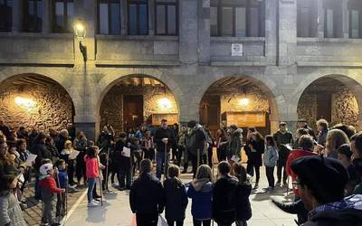 Leitzan ere ohitura zaharrak berritu dituzte Santa Ageda bezperan