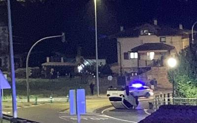 Ustez, igandean Arrankudiagan irauli zen autoa lapurtu zuten