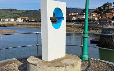 Plentziako Agustin Ibarrolaren "Estela" eskultura lekualdatu dute
