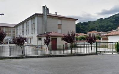 Mendaur institutuko ikasleek zozketako zenbaki sarituak jakinarazi dituzte