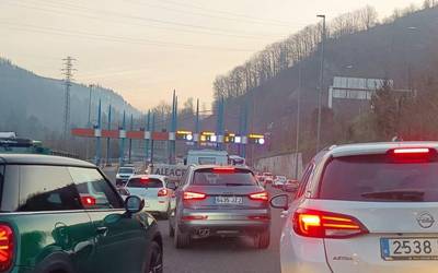 Autobideko Arrasateko sarrerako biribilgunean izan den istripu batek auto ilarak eragin ditu