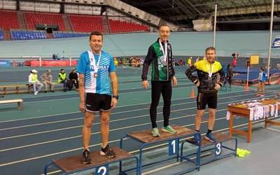 Kamel Ziani, Josu Solaberrieta eta Alberto Rebollo podiumean Euskadiko Pista Estaliko Atletismo Txapelketan