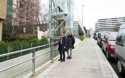 Algortako Arene aldeko bosgarren igogailua, martxan