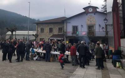 Txitxiburduntzi egun jendetsua Izurtzan, azken urteetako joerari eutsiz