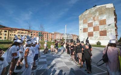 'Xake' horma-irudia ordezkatzeko mural-lehiaketaren kontra agertu da oposizioa berriro ere