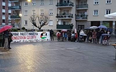 Palestinaren aldeko elkarretaratzea egin dute Zaldibarren