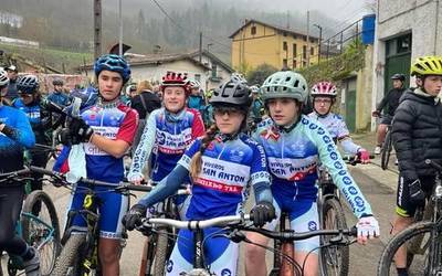 Agirre ahizpek podiumetik jaitsi gabe jarraitzen dute