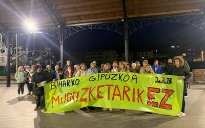 Orioko Eguneko Zentroko langileek murrizketak salatzeko elkarretaratzea egin dute