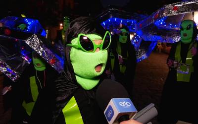 Irudimenez eta festa giroz jantzi dituzte kaleak Azkoitian