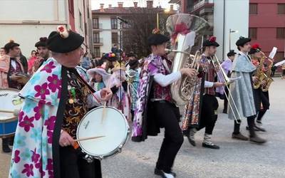 Kolorea eta alaitasuna ekarri dituzte herrira beste behin Oñatiko Inauteriek