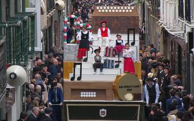 Elegante Eguna ospatzen ari dira azpeitiarrak