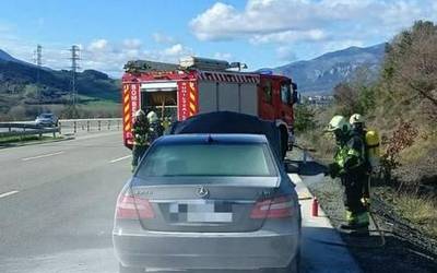 Auto batek autopistan su hartu zuen